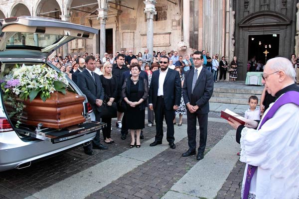 funerale-Maschi-dentro1