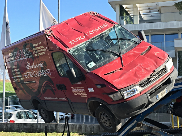 camion-incastrato-dentro1