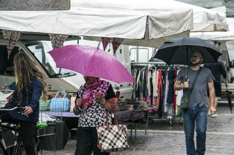 mercato-pioggia-dentro3