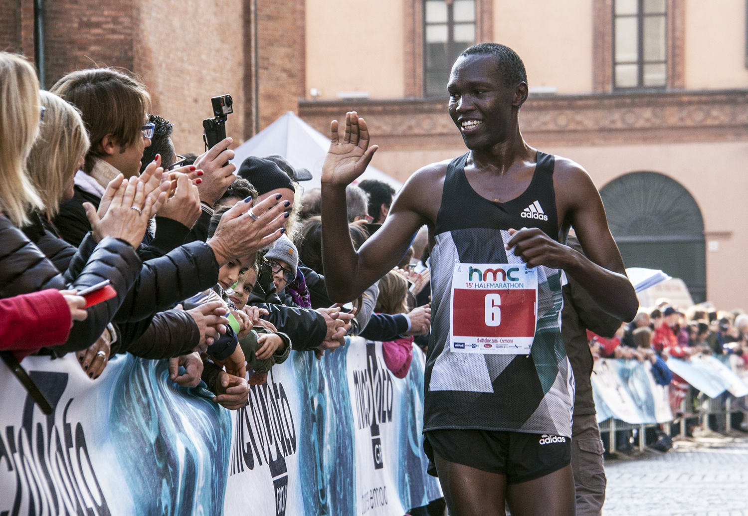 vincitore-aluta-folla-piazza-duomo