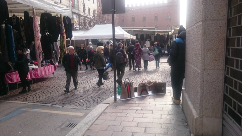 accattoni-abusivi-dentro1