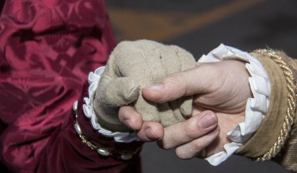 torrone-dettaglio-mani