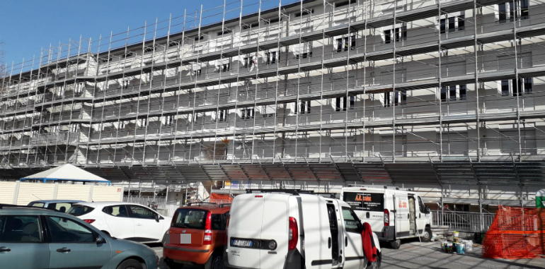 L'a faciata del liceo artistico Stradivari in via XI Febbraio, al momento interessata da lavori di manutenzione