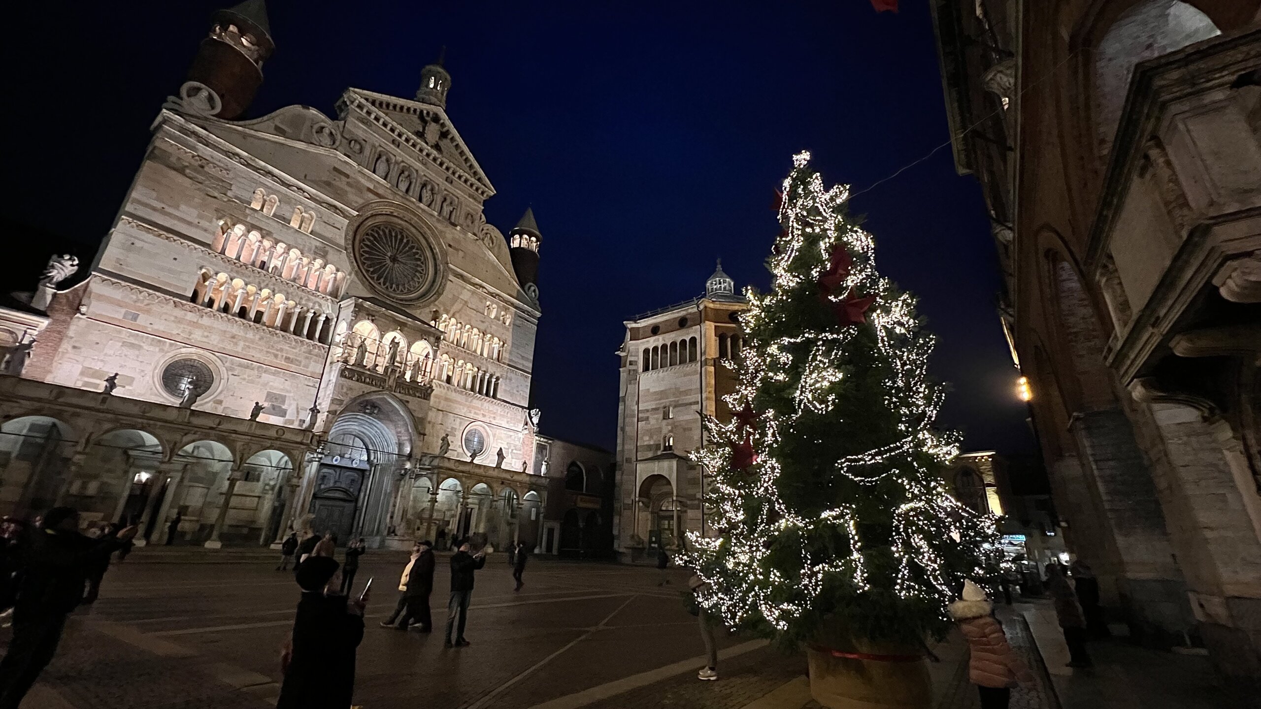 Cremona is Christmas al debutto folla per il primo giorno delle