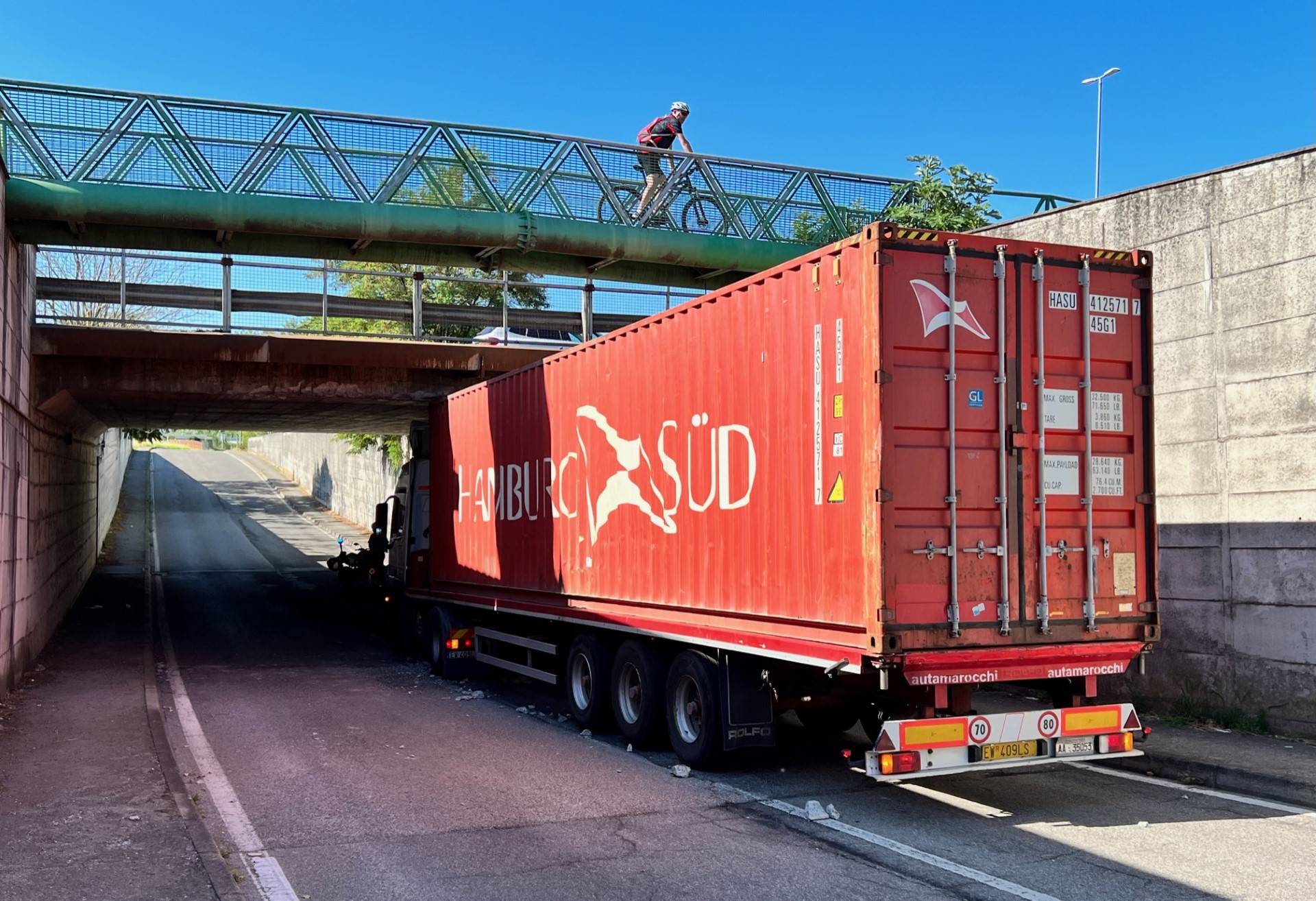 Camion Si Incastra Nel Sottopassaggio Del Cambonino Cremonaoggi