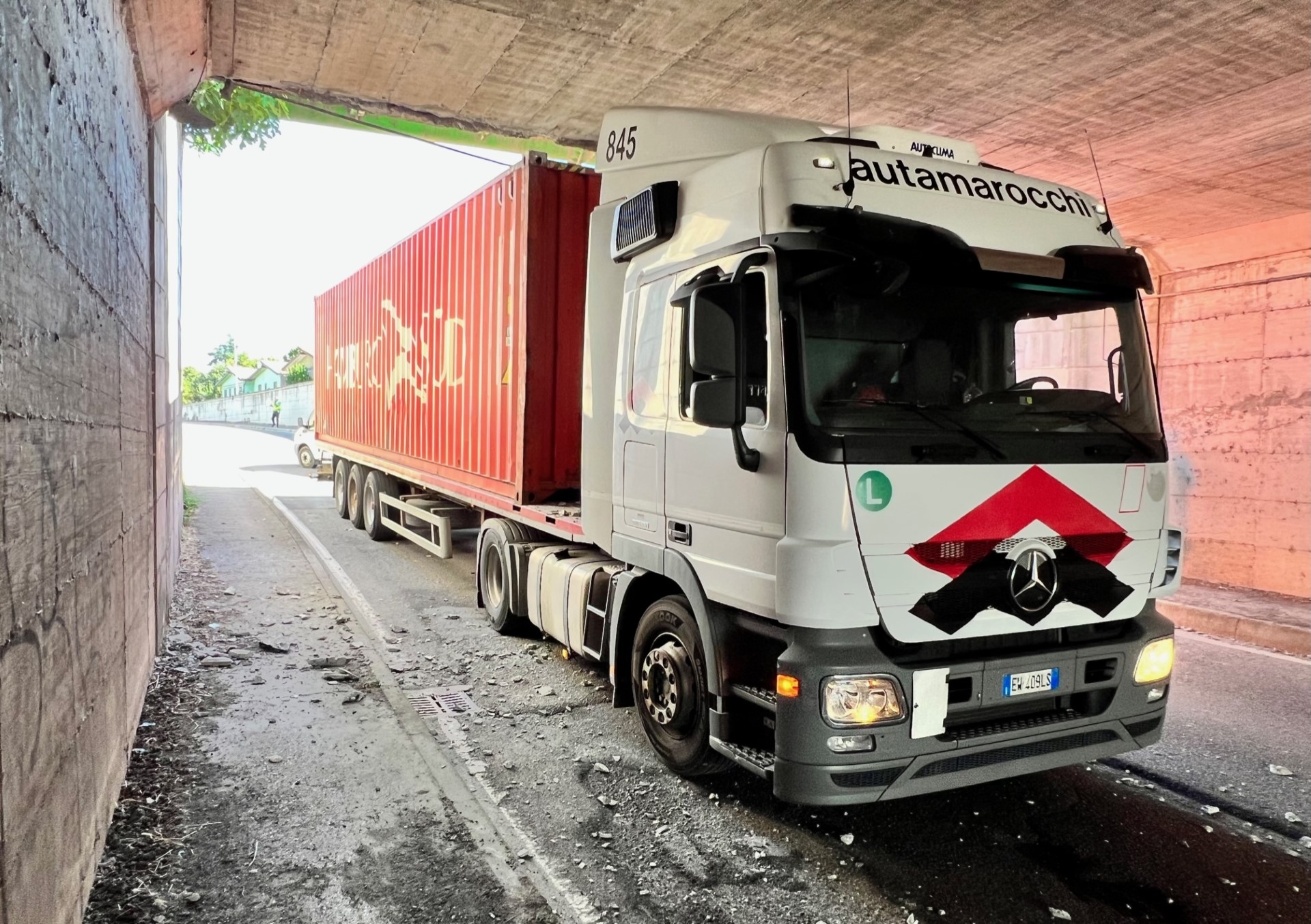 Camion Si Incastra Nel Sottopassaggio Del Cambonino Cremonaoggi