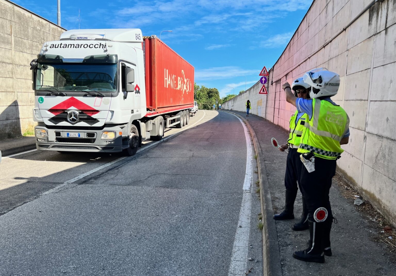 Camion Si Incastra Nel Sottopassaggio Del Cambonino Cremonaoggi