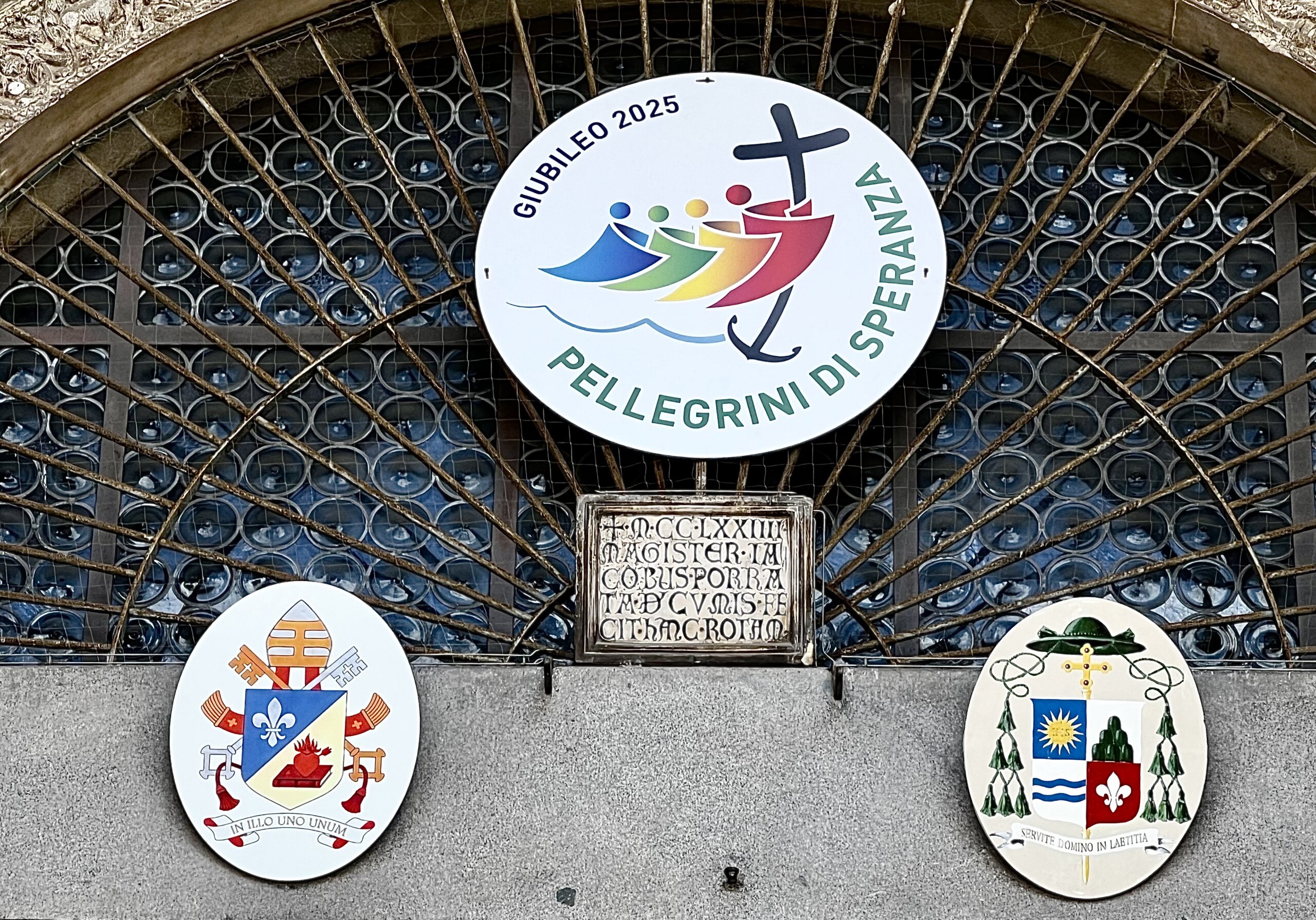 Sul portale della Cattedrale lo stemma di papa Leone XIV - Cremonaoggi