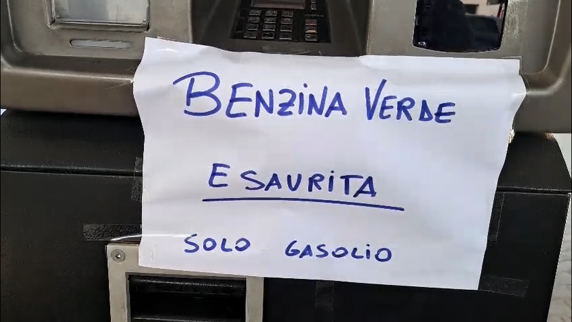 Auto in coda al distributore