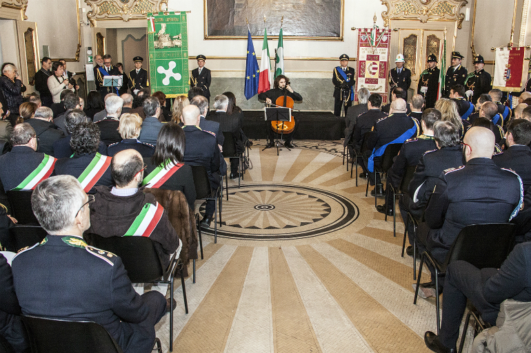 festa-polizia-dentro4