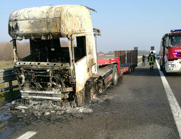 camion-incendiato-dentro